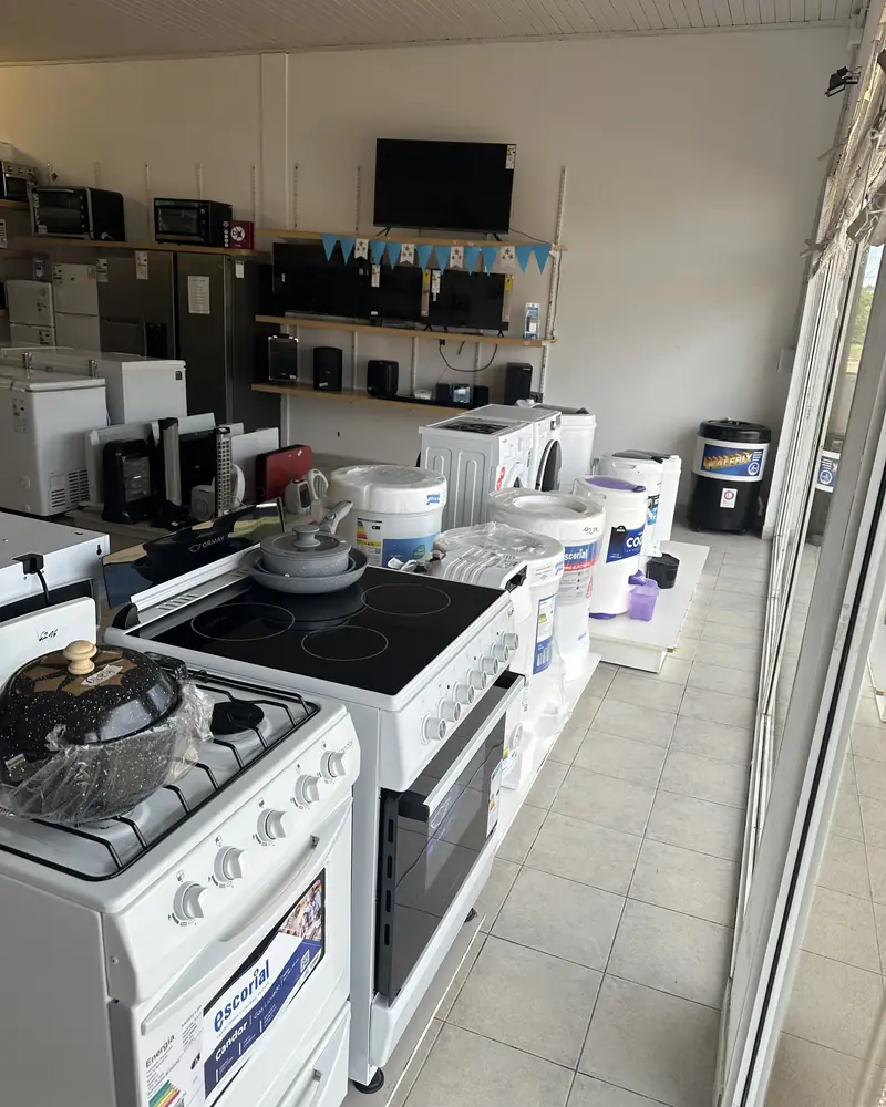 Cocinas, lavarropas y televisores en el local de La Cruz